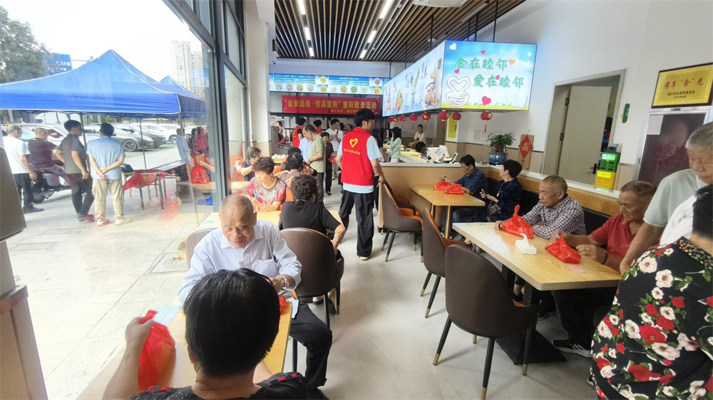 龙湾蒲州:一顿暖餐 一台好戏 社区邻里共度重阳